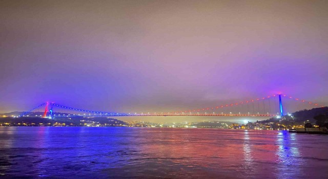 İstanbulda köprüler Trabzonsporun renkleriyle ışıklandırıldı