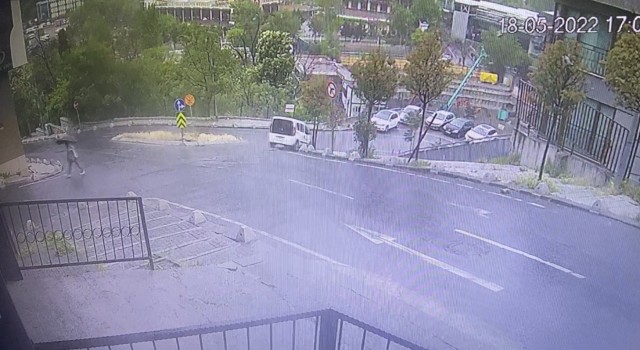 İstanbulda korku dolu anlar kamerada: Otomobil 50 metreden aşağıya uçtu