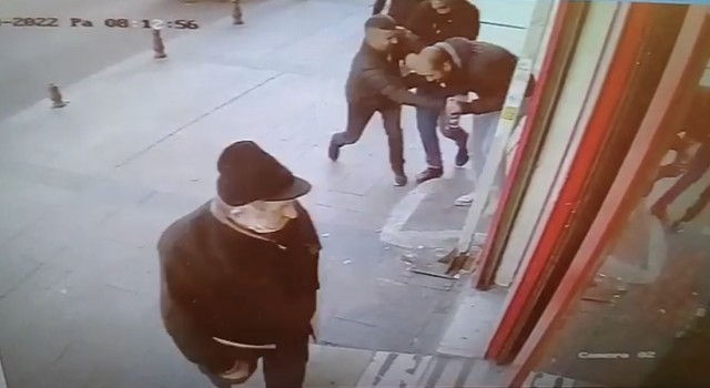 İstanbulda korkunç cinayet kamerada: Öldüresiye dövülüp kalbinden bıçaklandı