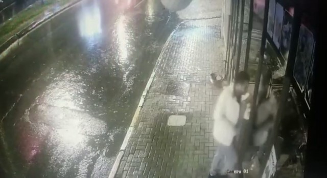İstanbulda rahat tavırlı hırsızlar kamerada