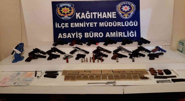İstanbulda silah kaçakçılığı operasyonu: 22 tabanca ve binlerce mermi ele geçirildi