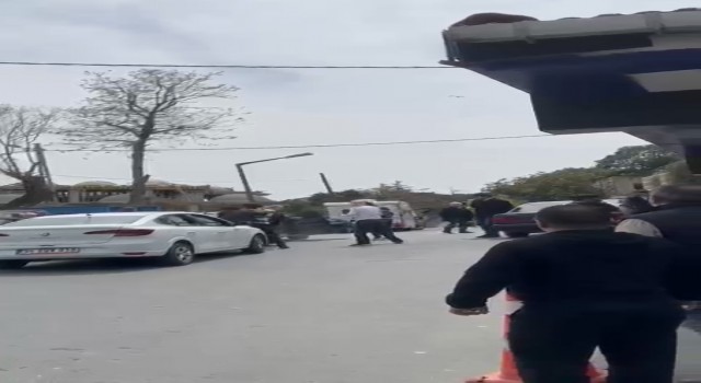 İstanbulda sokak ortasında silahlı kavga: Ortalık savaş alanına döndü, 3 yaralı