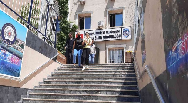 İstanbulda turistlerin çantalarını yankesicilik yöntemi ile çalan kadın yakaladı