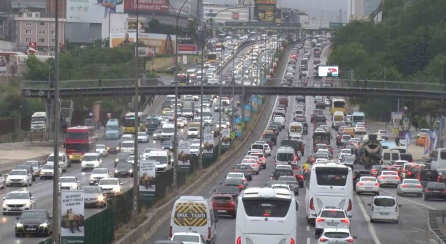 İstanbulda yağmurla birlikte trafikte yoğunluk yüzde 85e ulaştı