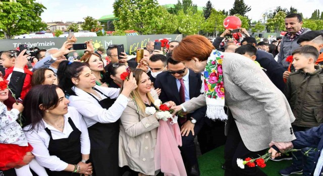İYİ Parti Genel Başkanı Akşener vatandaşlarla ‘Bayram Sofrasında buluştu