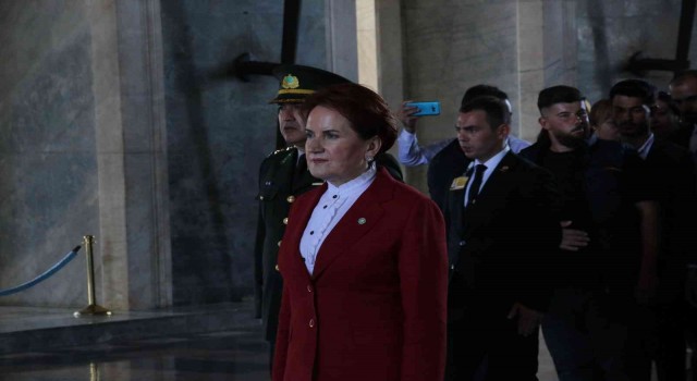 İYİ Parti lideri Meral Akşener Gençlerle Anıtkabir'i Ziyaret Etti
