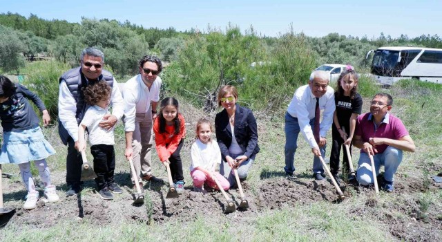 İzmir Vakıflar Bölge Müdürlüğünden fidan dikim etkinliği