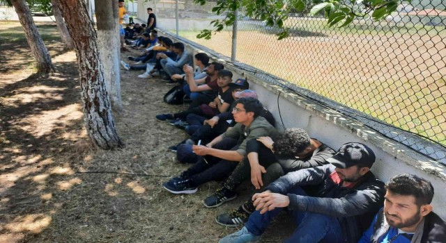 İzmirde 237 düzensiz göçmen ile 10 insan kaçakçısı yakalandı