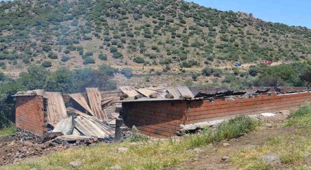 İzmirde ağılda çıkan yangında 78 küçükbaş hayvan telef oldu