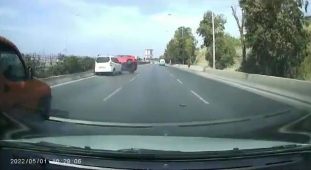 İzmirde aracın çarptığı otomobil takla attı, o anlar kameraya yansıdı