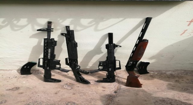 İzmirde bir evin bahçesinde 4 av tüfeği ele geçirildi
