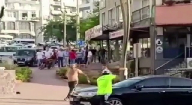 İzmirde ceza yazdı diye polise böyle saldırdılar
