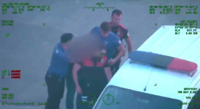 İzmirde helikopter ve özel harekat destekli operasyonda 26 şüpheli yakalandı
