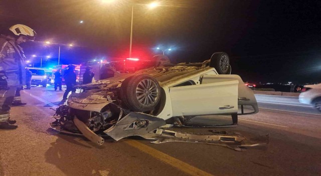 İzmirde kontrolden çıkan otomobil refüje çarpıp takla attı: 4 yaralı