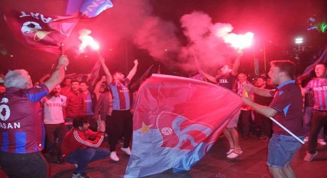 İzmirde Trabzonsporun şampiyonluğu coşkuyla kutlandı
