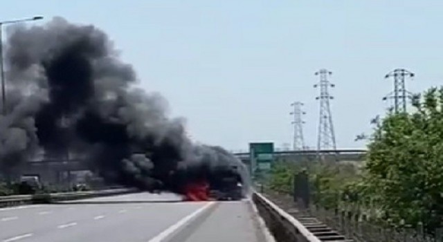 İzmirde yakıt yüklü tanker alev aldı
