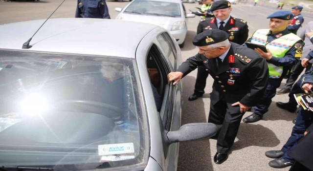 Jandarma Genel Komutanı Çetin: “208 bin personelle yollardayız”