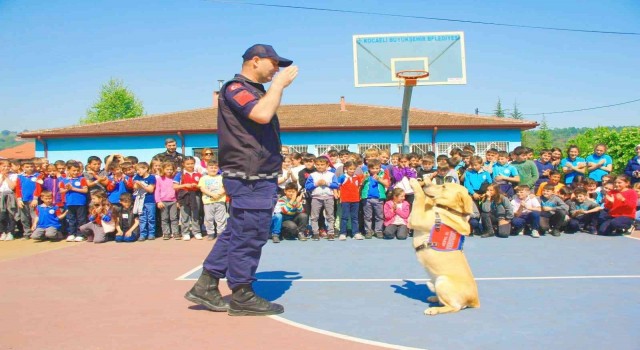 Jandarma öğrencilere eğitim verdi, onlarla fidan dikti