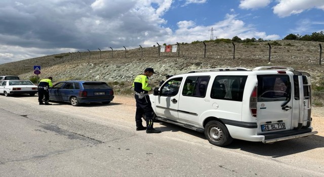 Jandarmadan hafta sonu yoğunluğunun yaşandığı piknik alanlarının yakınlarında trafik denetimi