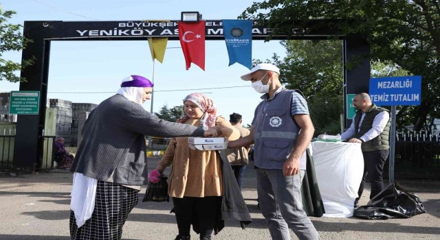 Kabir ziyareti yapan vatandaşlara şeker ve lokum ikramı