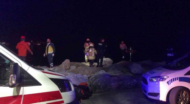 Kadıköy Sahilinde kayalıklara düşürdüğü telefon kulaklığını almaya çalışırken sıkışan bir kişi 3 buçuk saat sonra kurtarıldı