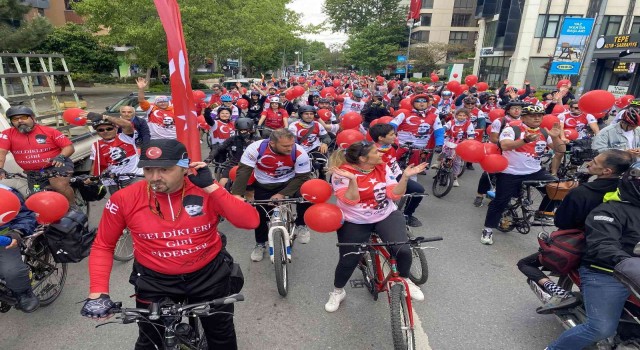 Kadıköyde 19 Mayıs Gençlik Şöleni bisiklet turu ile renkli görüntüler oluşturdu