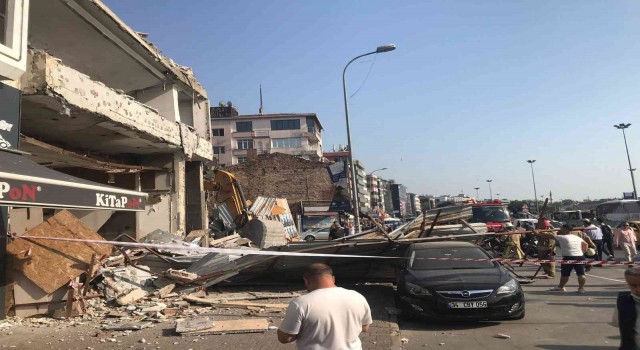 Kadıköyde bir metruk binanın yıkımı esnasında duvarın yıkılmasıyla çökme meydana geldi. Duvarın çökmesiyle 3 araç hasar aldı. Olay yerinde ekiplerin çalışması sürüyor.