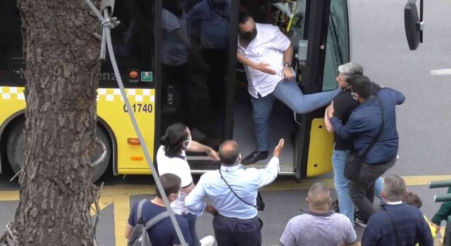 Kadıköyde durak kavgası: İETT şoförü ile yolcu birbirine girdi