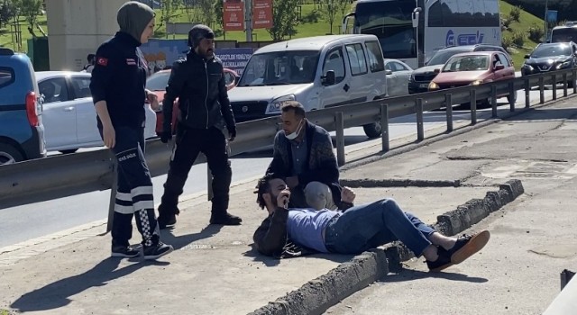 Kadıköyde güzergahının dışına çıkan minibüsçünün E-5te indirdiği yolcuya motosiklet çarptı