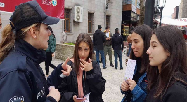 Kadın polisler kadına şiddete dikkat çekmek için broşür dağıttı