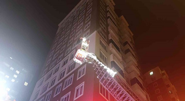 Kahramanmaraşta 14 katlı binanın çatı katında yangın çıktı