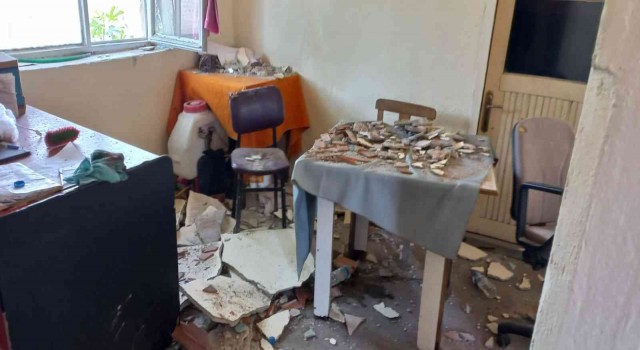 Kahvehanede çay içerlerken tavan çöktü: 1i ağır 2 yaralı