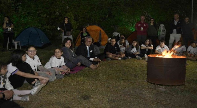 Kamp ateşi etrafında buluştular