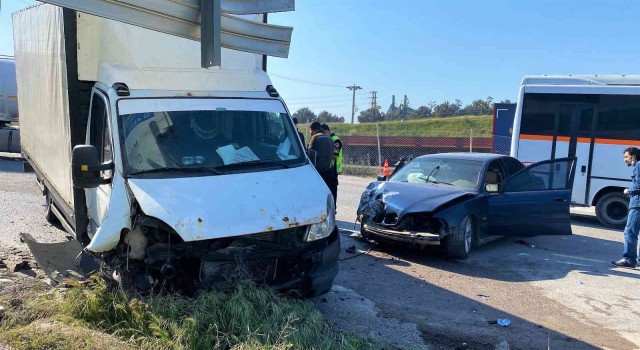 Kamyonet ile otomobil çarpıştı: 1i ağır, 3 yaralı