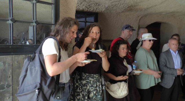 Kapadokyada turistlere gözleme ikram edildi