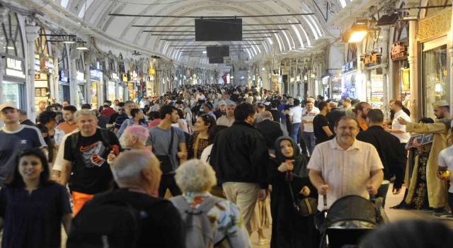 Kapalıçarşıya turist akını
