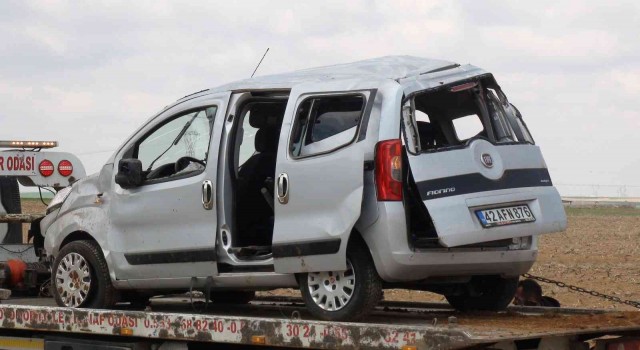 Karamanda hafif ticari araç takla attı: 3 yaralı