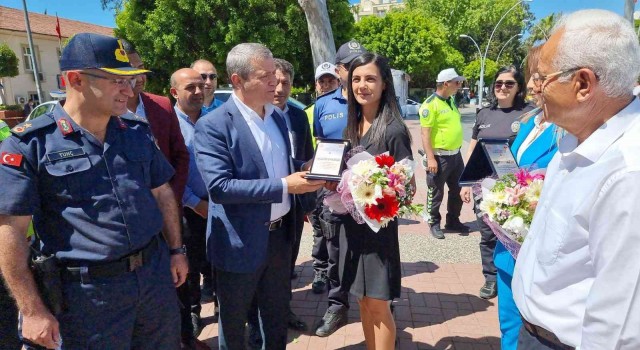 Karayolu Trafik Güvenliği Gününde 3 araç sürücüsüne çiçek ve plaket verildi
