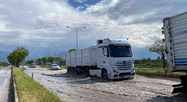 Karayolunu su bastı, sürücüler zor anlar yaşadı