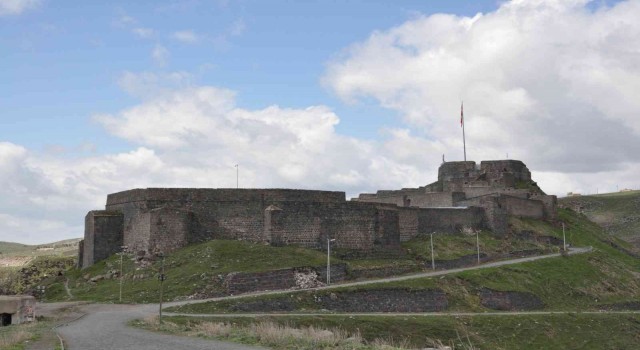 Kars Kalesinin girişindeki istinat duvar yıkıldı