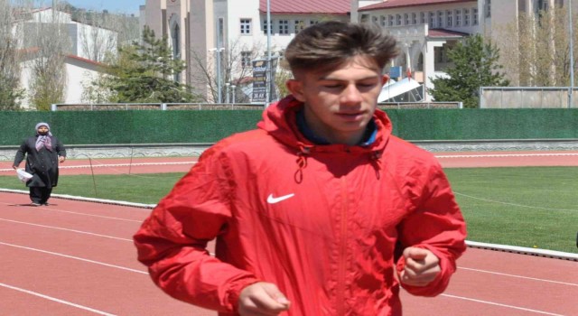 Karslı atlet 36 yıllık rekoru kırarak Dünya 3üncü oldu