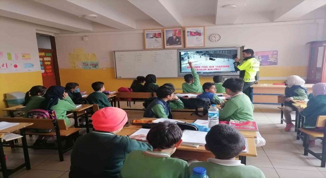 Karsta öğrencilere trafik kuralları anlatıldı