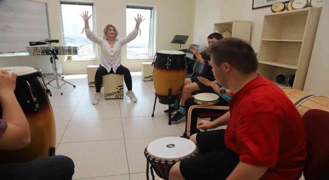 Kartal Belediyesi Sanat Akademisinde down sendromlu çocuklara ritim eğitimi
