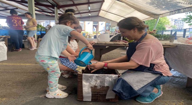 Kartal Ekolojik Pazarda düzenlenen Yaz Şenliğinde minikler fideleri toprakla buluşturdu