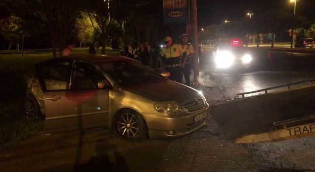 Kartalda aydınlatma direğine çarpan otomobil kaldırıma çıktı: 2 yaralı
