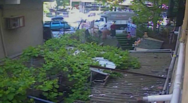 Kartalda dükkan sahibi içeride kahvaltı hazırlarken bahçede hırsızlık yaptılar