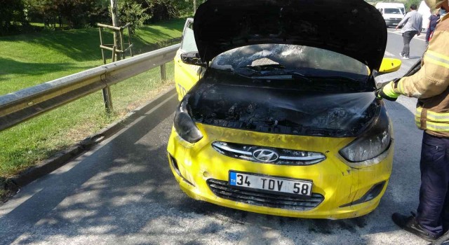 Kartalda motorundan dumanlar yükselen ticari taksi yandı