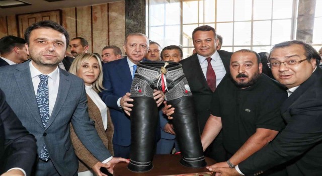 Kaş Belediye Başkanı Ulutaş, Cumhurbaşkanı Erdoğana kispet hediye etti