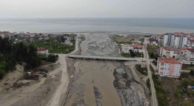 Kastamonuda heyelanlı bölgede bulunan 16 binanın yıkımı devam ediyor