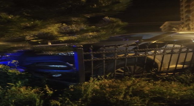 Kastamonuda otomobil park halindeki ağaca çarptı: 1 ölü, 3 yaralı